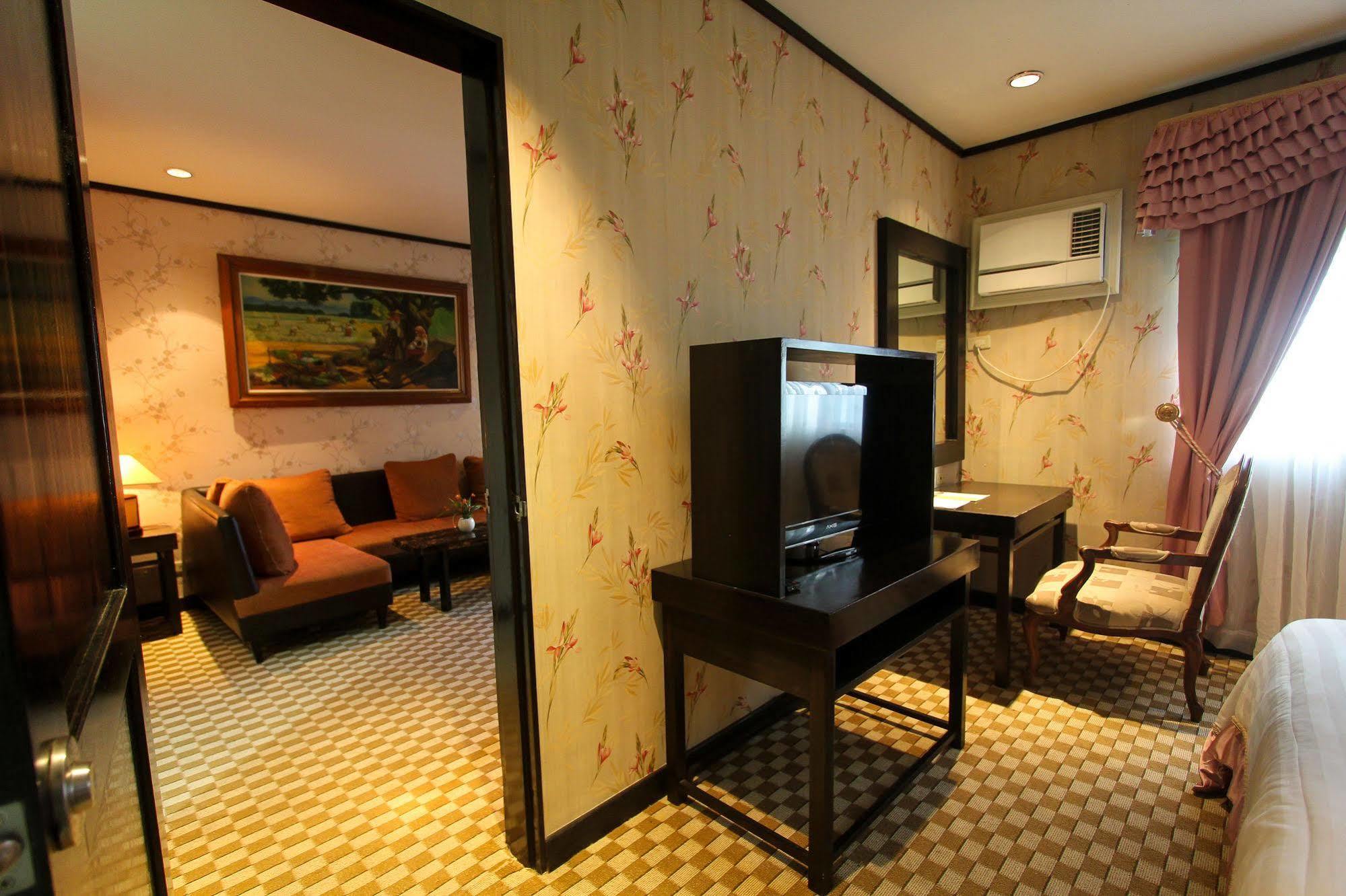 Luisita Central Park Hotel Tarlac City Zewnętrze zdjęcie